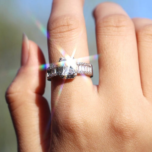 Jewellery ring with diamonds - HJG